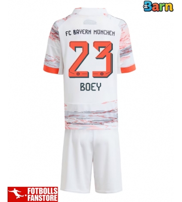 Bayern Munich Sacha Boey #23 Bortatröja Barn 2025-26 Kortärmad (+ Korta byxor)